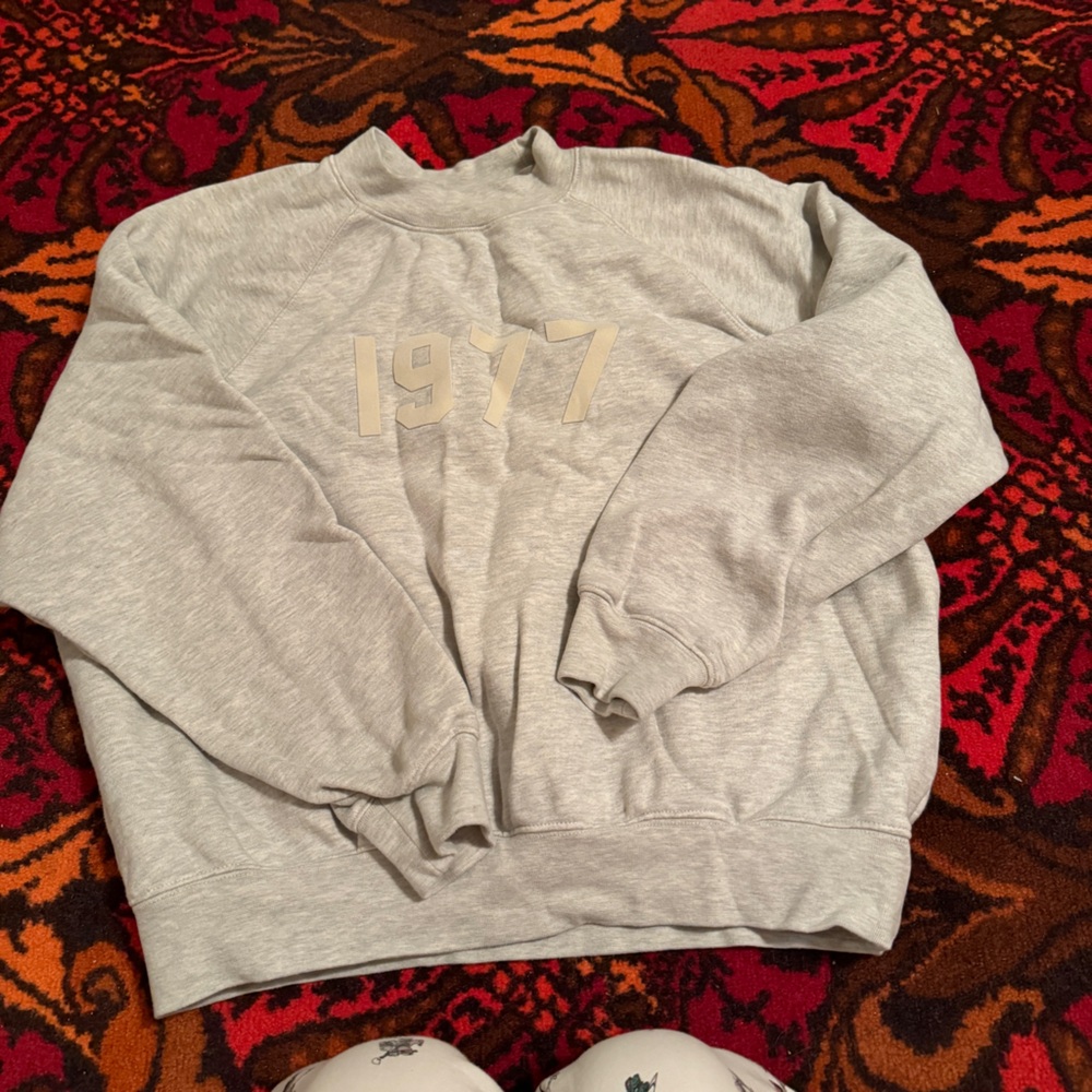 Essential sweatshirt in light grey